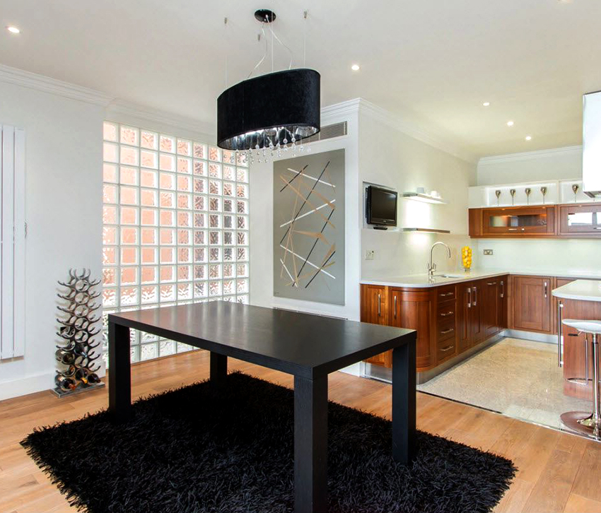 ניתן להשתמש בלוקים מזכוכית למחיצות נושאות או לקשט את הקיר בנקודה ניתן להשתמש בלוקים מזכוכית למחיצות נושאות או לקשט את הקיר בנקודה