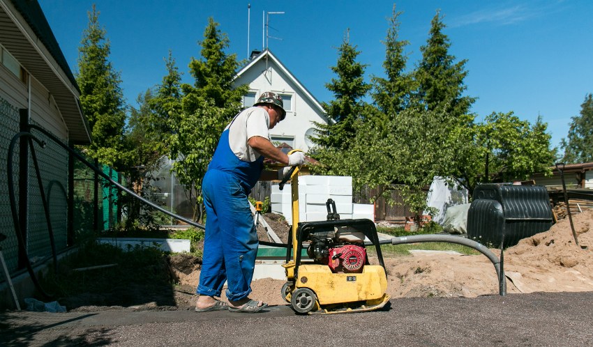 Pred nalievaním betónu je potrebné pripraviť rovnú plochu a poriadne ju podbíjať špeciálnym strojom Pred nalievaním betónu je potrebné pripraviť rovnú plochu a poriadne ju podbíjať špeciálnym strojom