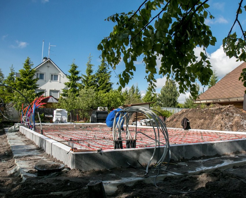 Na slepú oblasť sa položili platne z extrudovanej polystyrénovej peny a zakryli sa fóliou Na slepú oblasť sa položili platne z extrudovanej polystyrénovej peny a zakryli sa fóliou