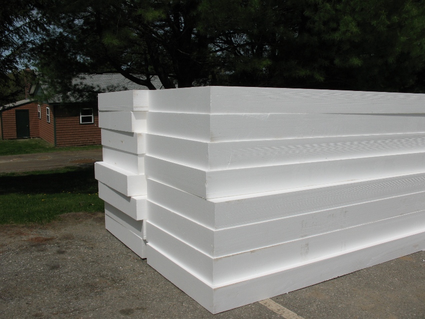 Za správne riešenie sa považuje položenie izolácie vo fáze nalievania základov, pretože izolácia už hotového domu je dosť komplikovaný proces. Za správne riešenie sa považuje položenie izolácie vo fáze nalievania základov, pretože izolácia už hotového domu je dosť komplikovaný proces.