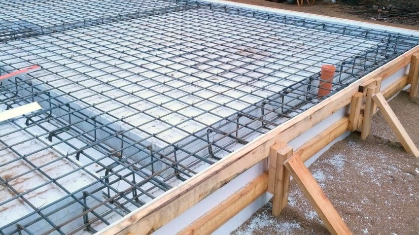 V základoch USHP je celá oblasť pokrytá zváranou výstužnou sieťou a vo výstužných rebrách sa používajú výstužné tyče V základoch USHP je celá oblasť pokrytá zváranou výstužnou sieťou a vo výstužných rebrách sa používajú výstužné tyče