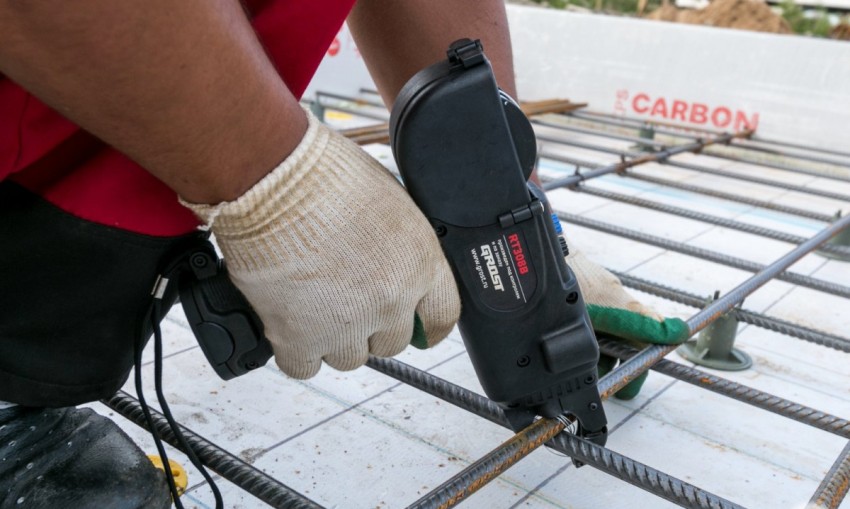 Výstuž je lepšie upevniť špeciálnou pištoľou. Výstuž je lepšie upevniť špeciálnou pištoľou.