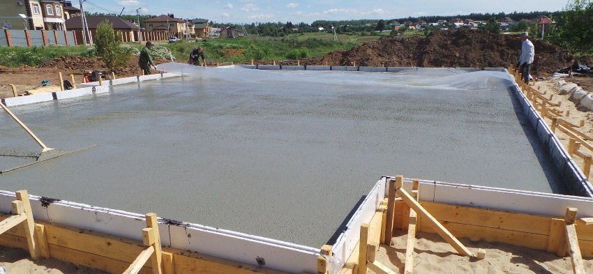 Práce na založení USHP sa dokončujú nalievaním betónu a injektážou / brúsením Práce na založení USHP sa dokončujú nalievaním betónu a injektážou / brúsením