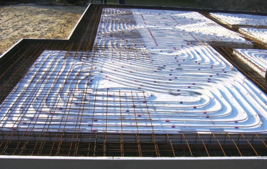 Kúrenie (teplovodný podlahový systém) a ďalšie inžinierske siete sú inštalované vo švédskych kachliach Kúrenie (teplovodný podlahový systém) a ďalšie inžinierske siete sú inštalované vo švédskych kachliach