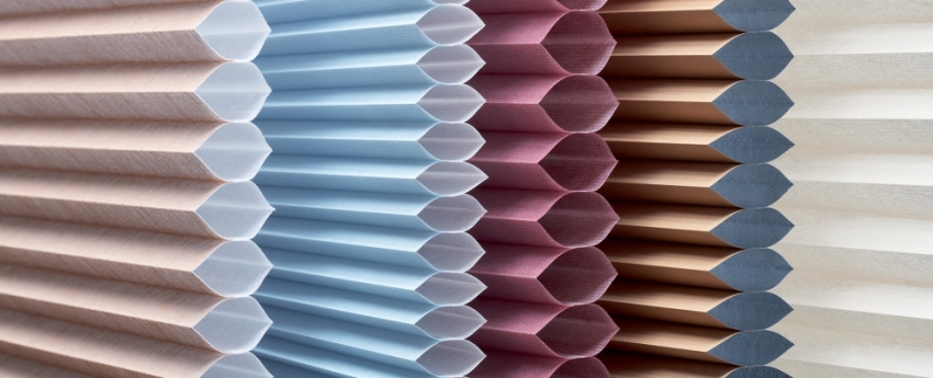 Dobbeltlags papirgardiner med et luftgab - muligheden er mere kompliceret i udførelsen, men den ser meget mere spektakulær ud Dobbeltlags papirgardiner med et luftgab - muligheden er mere kompliceret i udførelsen, men den ser meget mere spektakulær ud