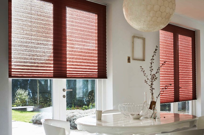 Den mest almindelige type persienner, der kan fremstilles manuelt, er foldet Den mest almindelige type persienner, der kan fremstilles manuelt, er foldet