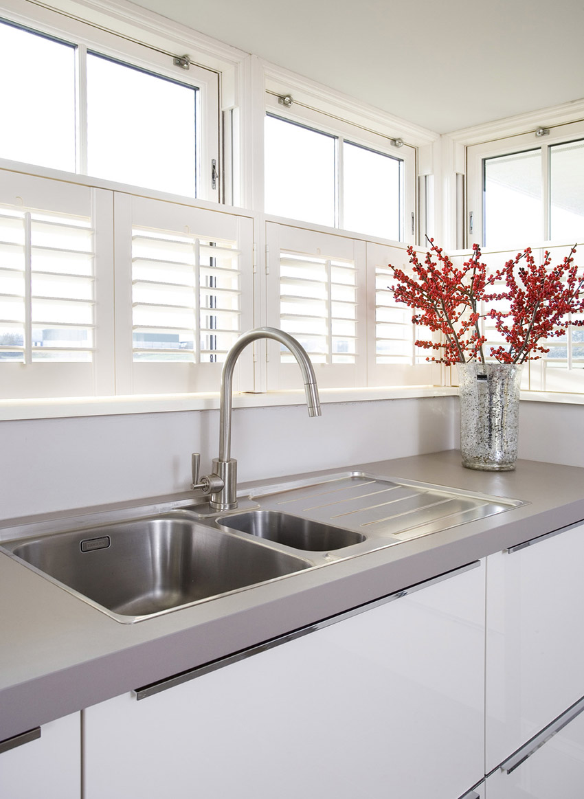 Til køkkenet er det bedre at vælge persienner af plast eller metal, da de er lettere at passe på og ikke absorberer lugt Til køkkenet er det bedre at vælge persienner af plast eller metal, da de er lettere at passe på og ikke absorberer lugt