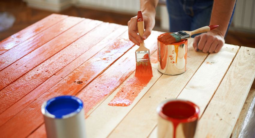 Antiseptiske sammensætninger til træ kan enten være farveløse eller med et farvestofpigment Antiseptisk til træ til indendørs og udendørs brug: hvordan man vælger den bedste sammensætning
