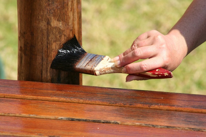 Trækonstruktioner skal behandles med antiseptiske midler med intervaller på 2-5 år Trækonstruktioner skal behandles med antiseptiske midler med intervaller på 2-5 år