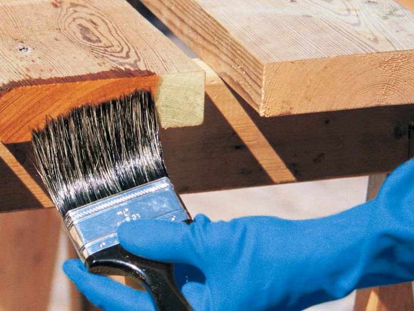 Den brandhæmmende imprægnering skaber et beskyttende skorpelag på træoverfladen Den brandhæmmende imprægnering skaber et beskyttende skorpelag på træoverfladen