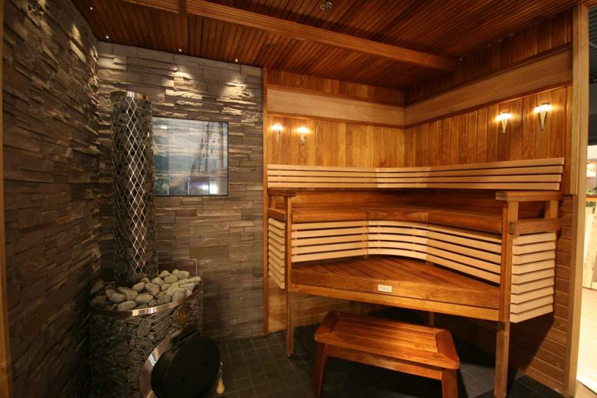 Træstrukturer i saunaen skal behandles med fugtbestandige beskyttende forbindelser Træstrukturer i saunaen skal behandles med fugtbestandige beskyttende forbindelser