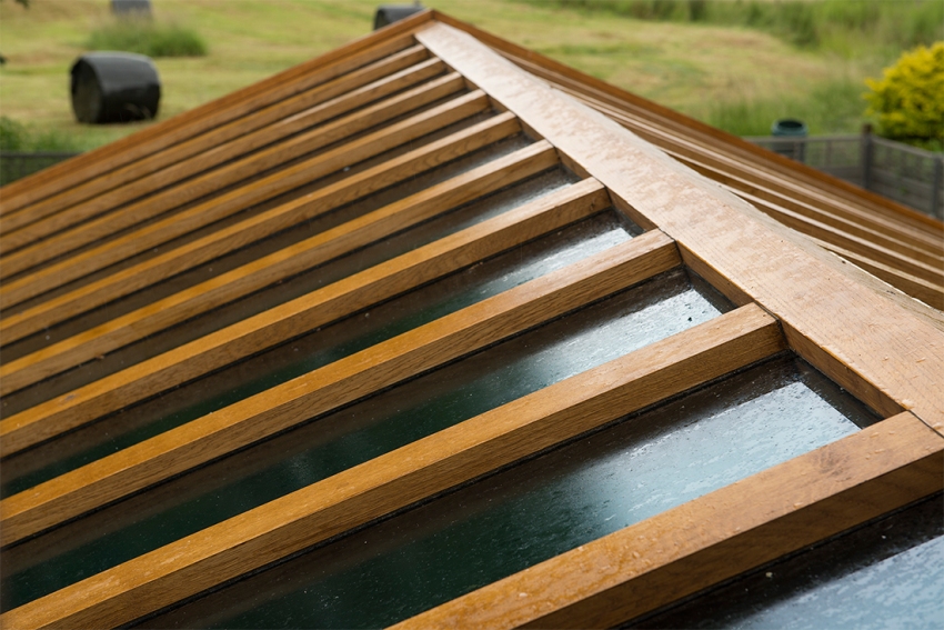 Udvendige træelementer er modtagelige for fugt og UV-stråler og har derfor brug for beskyttelse Udvendige træelementer er modtagelige for fugt og UV-stråler og har derfor brug for beskyttelse