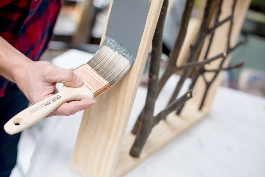 Inden maling skal træet behandles med en medicinsk opløsning. Inden maling skal træet behandles med en medicinsk opløsning.