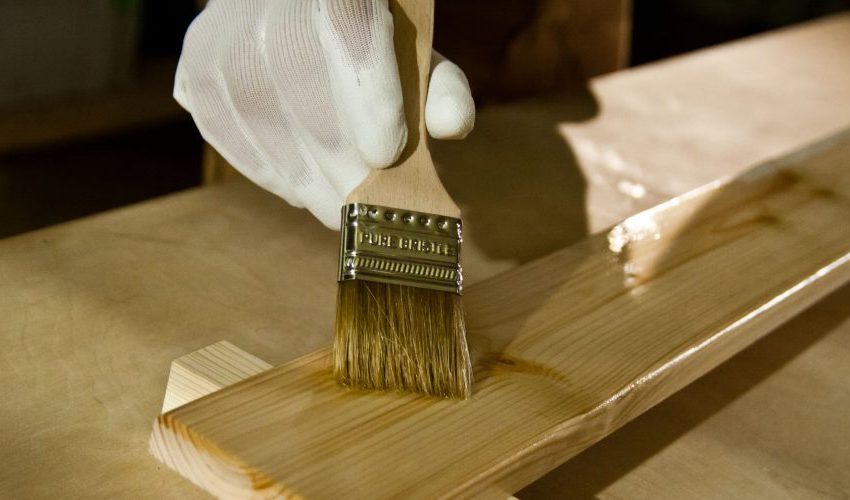 Afhængig af sammensætningen kan imprægnering trænge dybt ind i træets struktur eller danne en beskyttende film på overfladen. Afhængig af sammensætningen kan imprægnering trænge dybt ind i træets struktur eller danne en beskyttende film på overfladen.