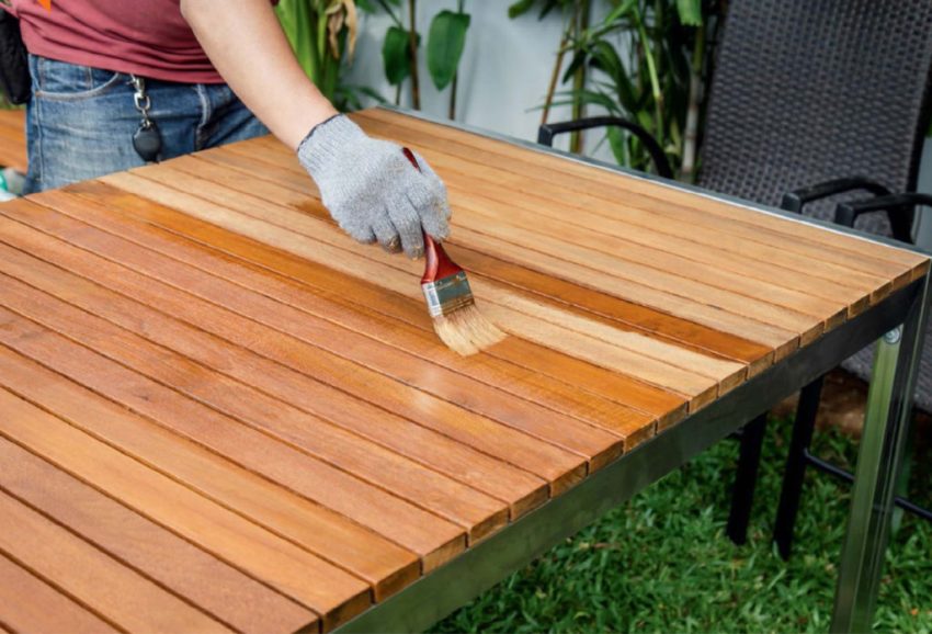 Ved hjælp af et udendørs antiseptisk middel kan du behandle stænger, hegn, havepavillon, havemøbler i træ Ved hjælp af et udendørs antiseptisk middel kan du behandle stænger, hegn, havepavillon, havemøbler i træ