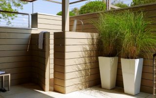 ฝักบัวอาบน้ำกลางแจ้งที่ต้องทำด้วยตัวเองสำหรับอาบน้ำในประเทศ: วิธีจัดระเบียบและเชื่อมต่อระบบ