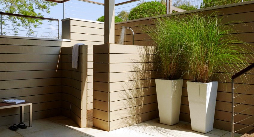 Du kan bygge en utendørs dusj i landet med egne hender, både midlertidig og kapital - typen fremtidig struktur velges avhengig av individuelle behov Gjør det selv utendørs dusj for en dusj i landet: hvordan du organiserer og kobler systemet