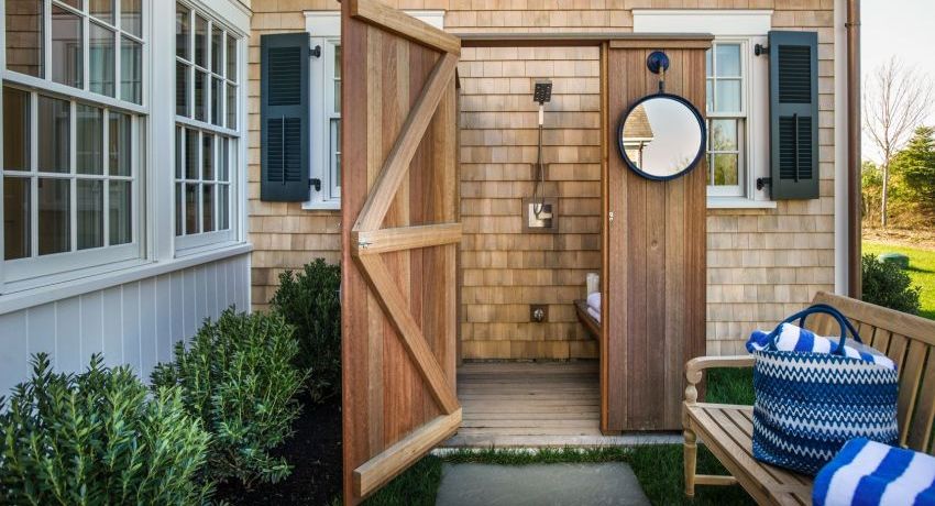 En trebenk vil være et praktisk tillegg til en sommerdusj En trebenk vil være et praktisk tillegg til en sommerdusj