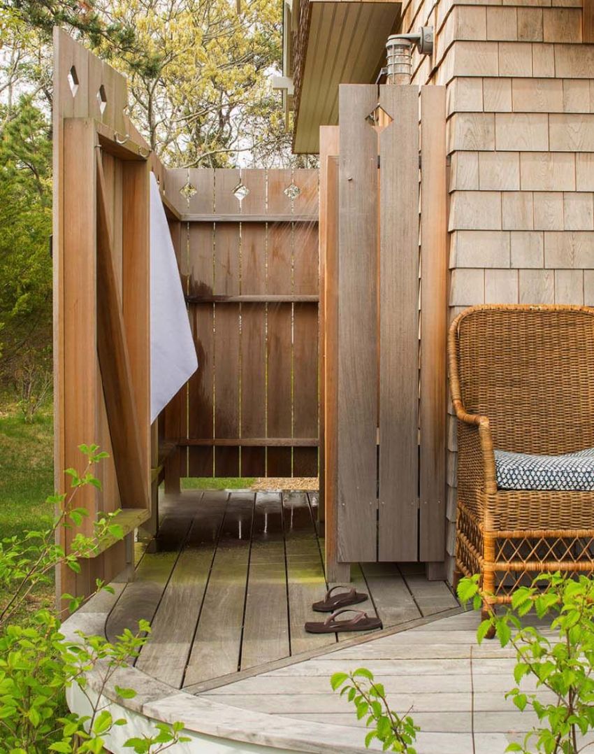 Utedusjen i tre av øko-varianten er en liten bygning på stedet, hvis betydning og fordeler er unektelig Utedusjen i tre av øko-varianten er en liten bygning på stedet, hvis betydning og fordeler er unektelig