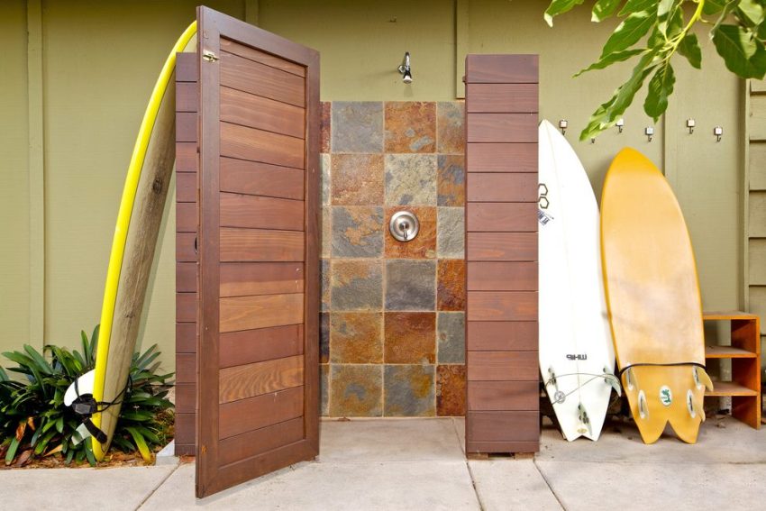 Alt materiale er egnet for bygging av et utendørs dusjrom, men tre vil være det mest organiske og billigst. Alt materiale er egnet for bygging av et utendørs dusjrom, men tre vil være det mest organiske og billigst.