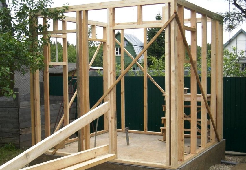 For å bygge en utendørs dusj kan du bruke det rimeligste og relativt billigste materialet - tre (brett, tømmer), helst bartrær For å bygge en utendørs dusj kan du bruke det rimeligste og relativt billigste materialet - tre (brett, tømmer), helst bartrær