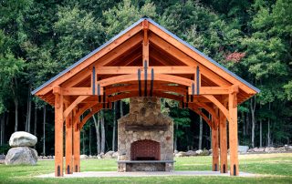 פלטה עם גג: קישוט מסוגנן של האתר ועיצוב פונקציונלי