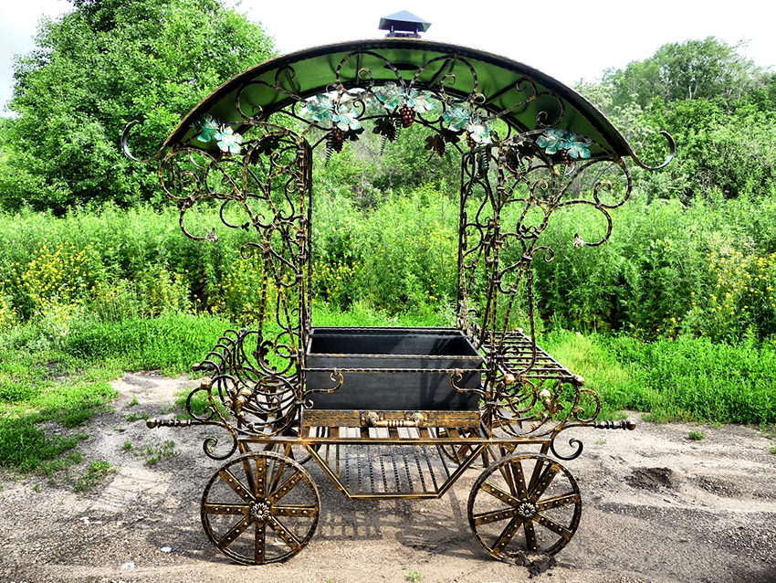 It is not advisable to install the brazier close to the house, since the smell of smoke can penetrate into the room It is not advisable to install the brazier close to the house, since the smell of smoke can penetrate into the room