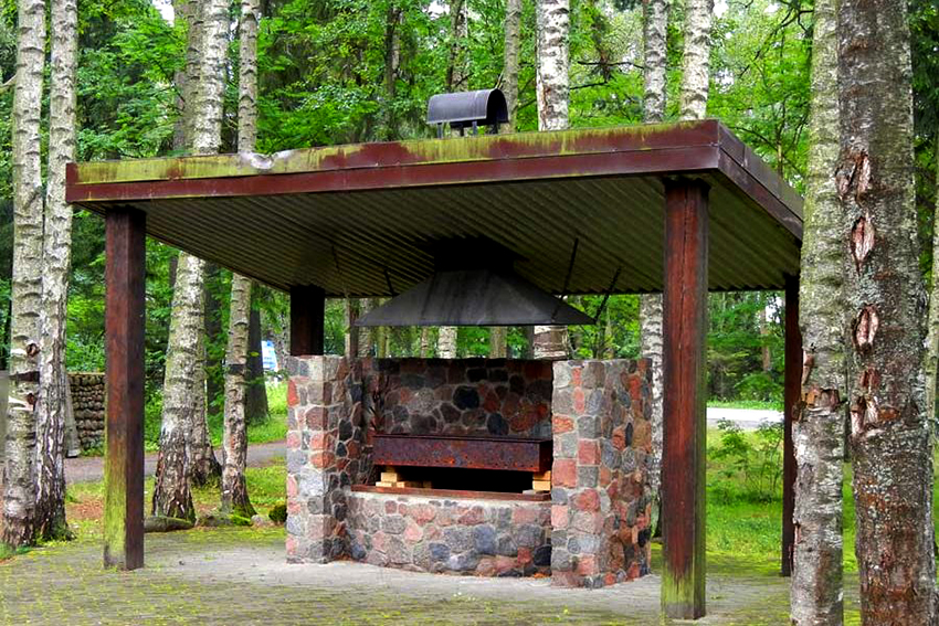All barbecues have a roof created in such a way that the smoke rises and goes up All barbecues have a roof created in such a way that the smoke rises and goes up
