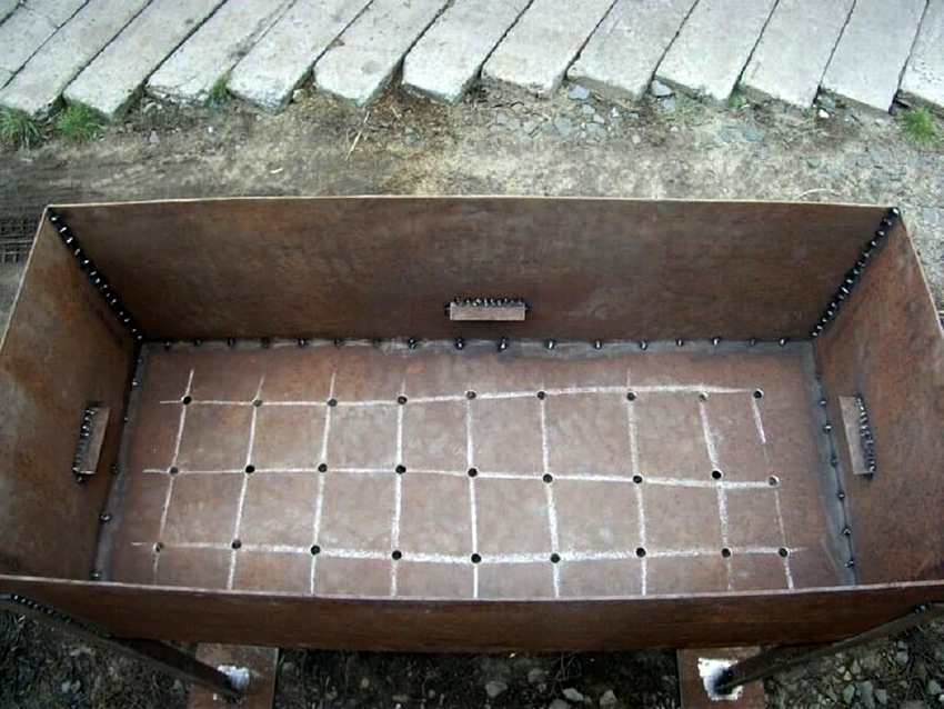 Holes must be made in the grill to ensure the flow of air into the hearth Holes must be made in the grill to ensure the flow of air into the hearth