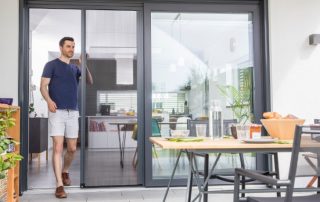 Kelambu di pintu: elemen pelbagai fungsi untuk melindungi premis