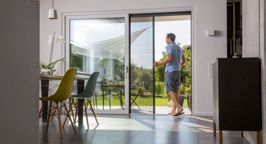 Reka bentuk gelongsor kelambu tidak hanya dibuat berdasarkan prinsip pintu petak, tetapi juga memiliki semua sifatnya Reka bentuk gelongsor kelambu tidak hanya dibuat berdasarkan prinsip pintu petak, tetapi juga memiliki semua sifatnya