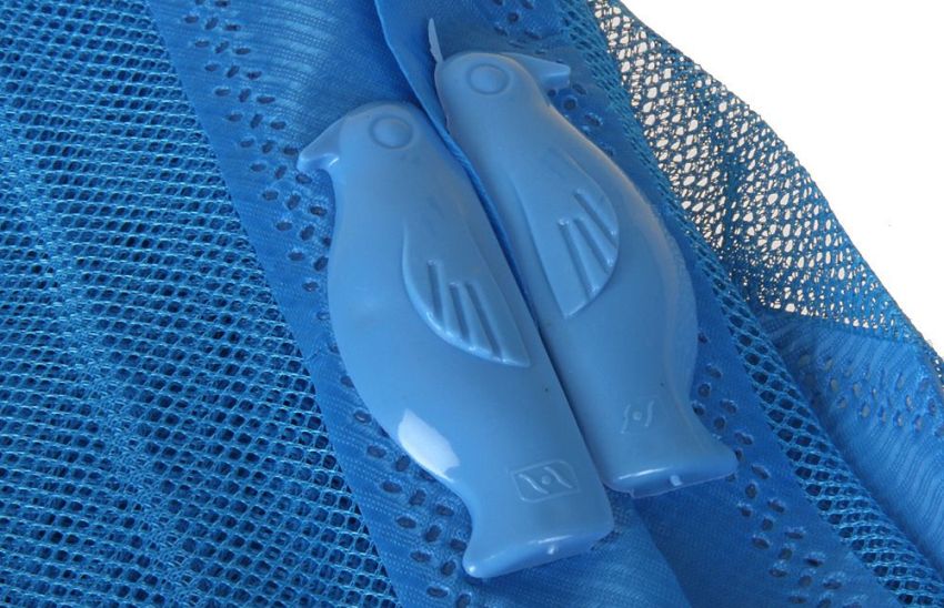 Mesh pada pintu dengan magnet kelihatan seperti langsir, sepanjang panjang magnet diletakkan Mesh pada pintu dengan magnet kelihatan seperti langsir, sepanjang panjang magnet diletakkan