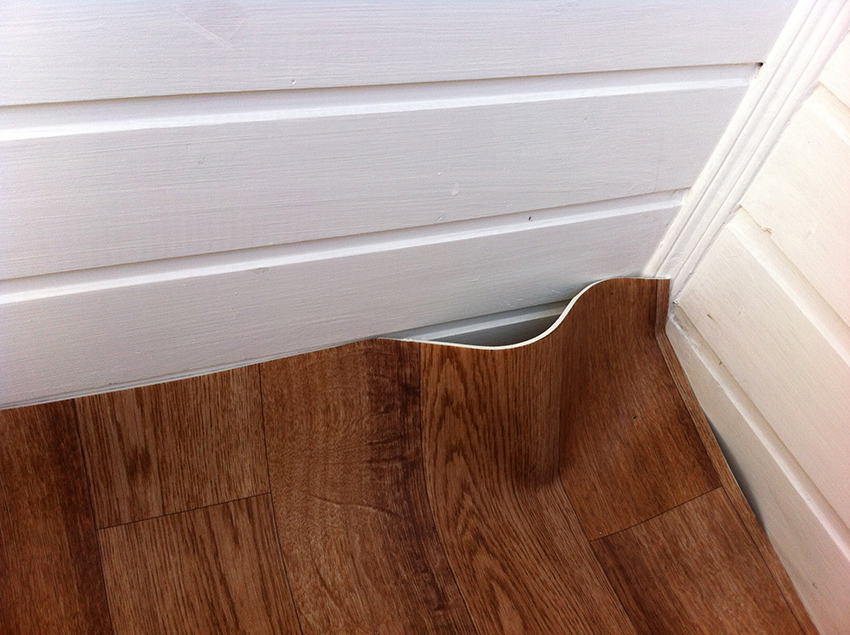 Hvis det gamle linoleumet er ujevnt eller har mangler, er det bedre å demontere det Hvis det gamle linoleumet er ujevnt eller har mangler, er det bedre å demontere det