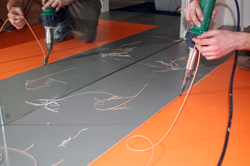 Du kan koble sømene til linoleum ved kald eller varm sveising Du kan koble sømene til linoleum ved kald eller varm sveising