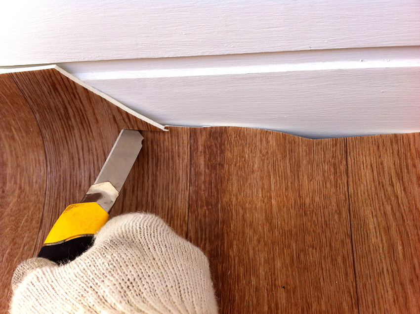 Takket være teknologien for å legge nytt linoleum på den gamle, kan du redusere arbeidskostnadene Takket være teknologien for å legge nytt linoleum på den gamle, kan du redusere arbeidskostnadene