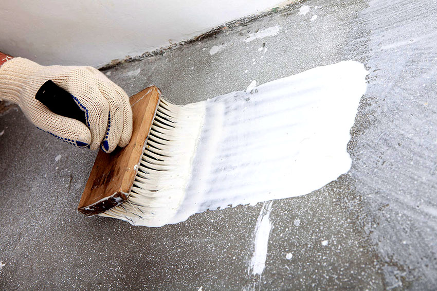 Gammelt linoleum vil tjene som en planeringsflate og et isolerende lag Gammelt linoleum vil tjene som en planeringsflate og et isolerende lag