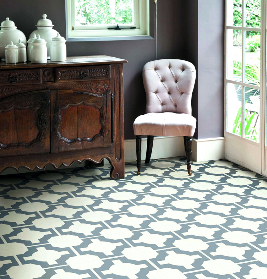 Hvis det gamle belegget er i perfekt stand, kan du legge nytt linoleum på toppen Hvis det gamle belegget er i perfekt stand, kan du legge nytt linoleum på toppen