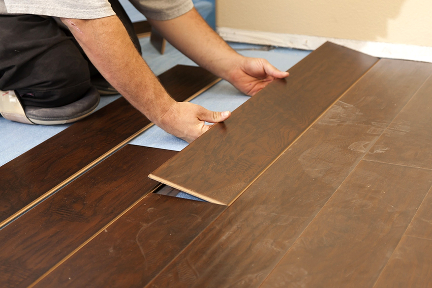 Laminat, som linoleum, må bare legges på en perfekt flat overflate. Laminat, som linoleum, må bare legges på en perfekt flat overflate.