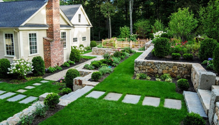Pour les jardins de devant, ils essaient d'utiliser des clôtures en matériaux naturels, par exemple en bois ou en métal Pour les jardins de devant, ils essaient d'utiliser des clôtures en matériaux naturels, par exemple en bois ou en métal