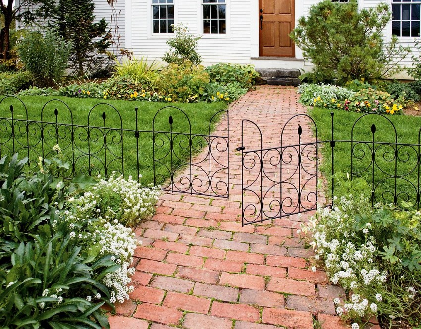 L'atmosphère d'aristocratie et de sophistication créera une structure forgée pour le jardin de devant L'atmosphère d'aristocratie et de sophistication créera une structure forgée pour le jardin de devant
