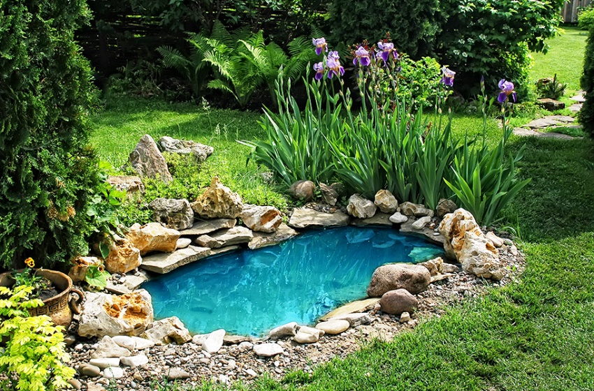 L'eau artificielle de bricolage sera une merveilleuse décoration pour tout jardin avant L'eau artificielle de bricolage sera une merveilleuse décoration pour tout jardin avant