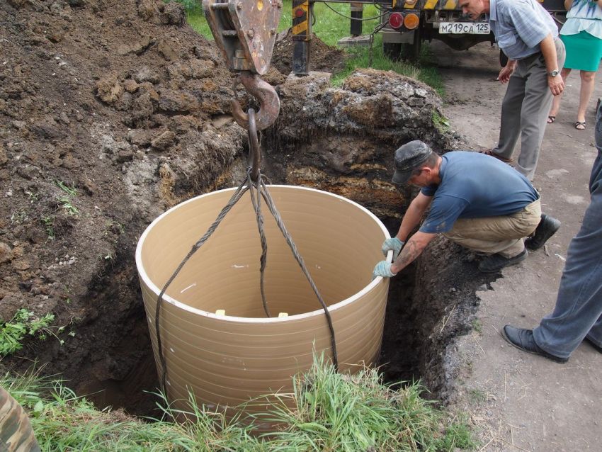Plastik nie emituje szkodliwych substancji do wody, dlatego betonowe i metalowe rury starych studni są zastępowane polimerowymi Plastik nie emituje szkodliwych substancji do wody, dlatego betonowe i metalowe rury starych studni są zastępowane polimerowymi