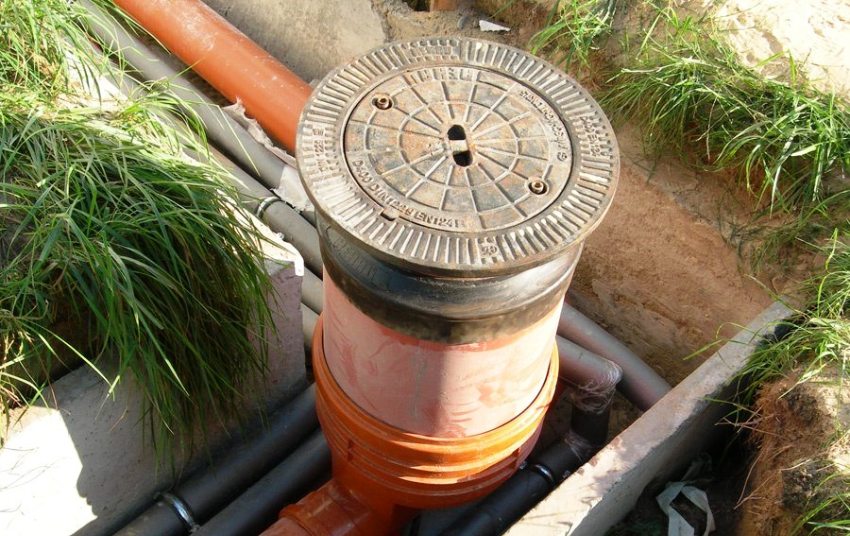 Niezależnie od przeznaczenia, użytku prywatnego lub publicznego, instalacja studni kanalizacyjnych musi być wykonana zgodnie z określonymi zasadami i wymaganiami Niezależnie od przeznaczenia, użytku prywatnego lub publicznego, instalacja studni kanalizacyjnych musi być wykonana zgodnie z określonymi zasadami i wymaganiami