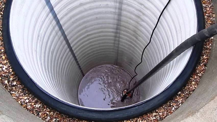 Awarie mogą wystąpić w wyniku niewłaściwej konserwacji lub z powodu zużycia elementów studni Awarie mogą wystąpić w wyniku niewłaściwej konserwacji lub z powodu zużycia elementów studni