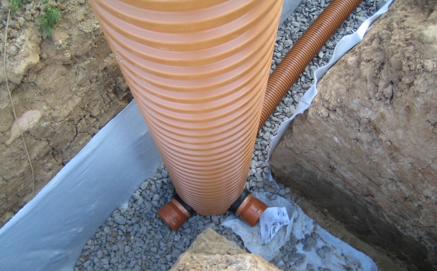 Plastikowa rura do studni jest lekka, co znacznie ułatwia budowę źródła wody Plastikowa rura do studni jest lekka, co znacznie ułatwia budowę źródła wody