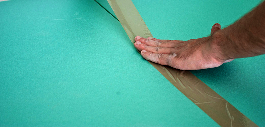 Før underlaget lægges, skal der lægges et isolerende lag for at beskytte det mod fugt Før underlaget lægges, skal der lægges et isolerende lag for at beskytte det mod fugt