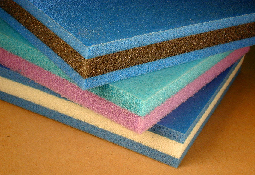 Underlag lægges på ujævne eller kolde gulve såvel som under et-lags linoleum Underlag lægges på ujævne eller kolde gulve såvel som under et-lags linoleum