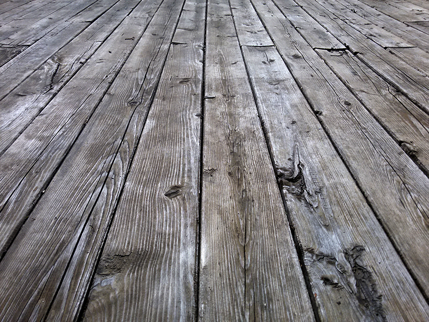 Før du lægger underlaget på trægulvet, er det nødvendigt at putte alle grober, revner og uregelmæssigheder Før du lægger underlaget på trægulvet, er det nødvendigt at putte alle grober, revner og uregelmæssigheder