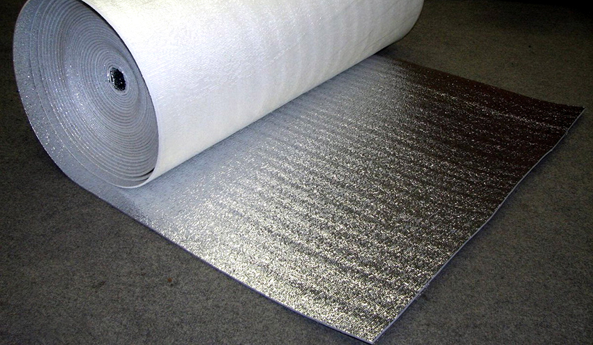 Underlaget er en lydisolator, udjævner overfladen og fungerer som en varmelegeme Underlaget er en lydisolator, udjævner overfladen og fungerer som en varmelegeme