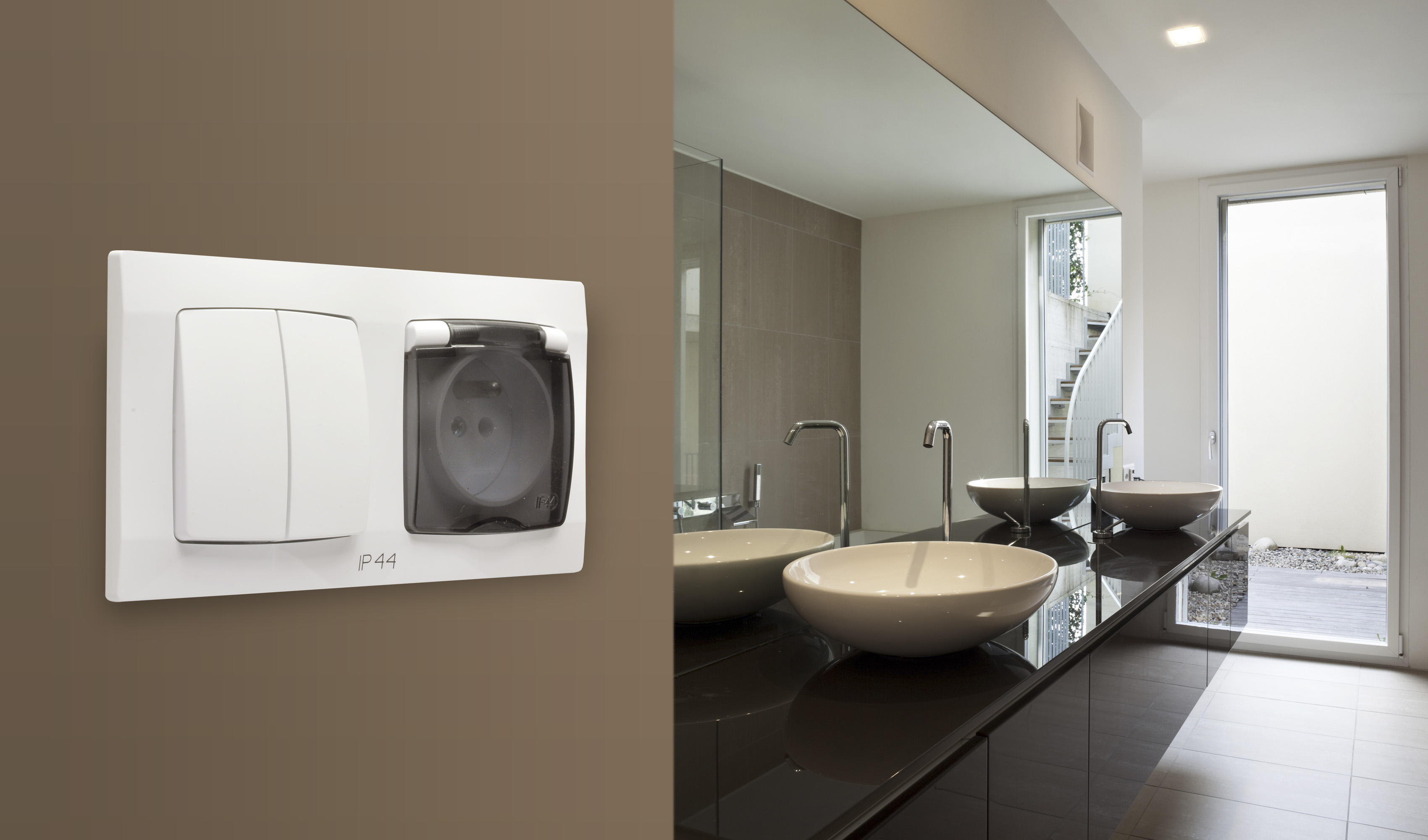 Dans la salle de bain, il est préférable d'installer des prises étanches équipées d'un couvercle qui empêche la pénétration d'humidité Dans la salle de bain, il est préférable d'installer des prises étanches équipées d'un couvercle qui empêche la pénétration d'humidité